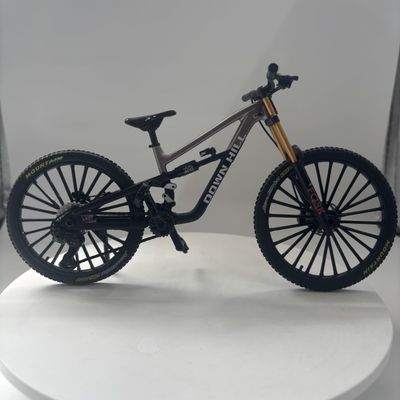 1:6 Ratio Mountain Bike Boys Toy DS Die-Cast Mini Fingertip Bicycle Model Desktop Decoration Ratio Model Downhill Alloy Bicycle Action Doll Cake Decoration Crafts (Grey)
