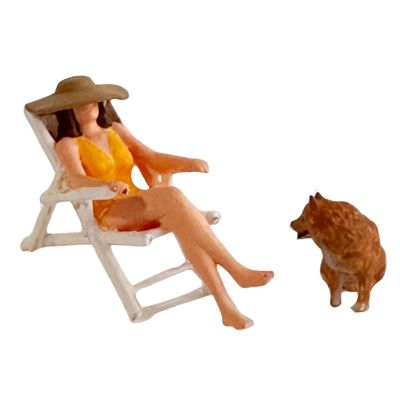 1:64 Scale Miniature Figures (2Pcs) - Resin Beach Vacation Diorama with Woman & Dog for Model Scenes
