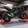 1/6 Scale Alloy Motorcycle Model, Dynamic Simulation Bike with Ignition System & Smoke Spray Effects, Detailed Collectible Display Gift for Adults view 3