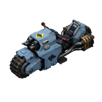 JOYTOY Action Figures Warhammer 40K 8.66inch Raider-Pattern Combat Bike with Twin-Linked Bolt Rifles 1/18 Movable Model Collectible Figurine Ages 15+ (Space Wolves)