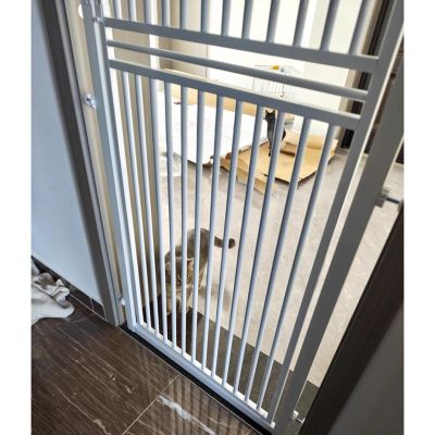Adjustable Pet Gate with Narrow Gaps, Pressure-Mounted Barrier for Kitchen and Bedroom, Ideal for Multi-Pet Households