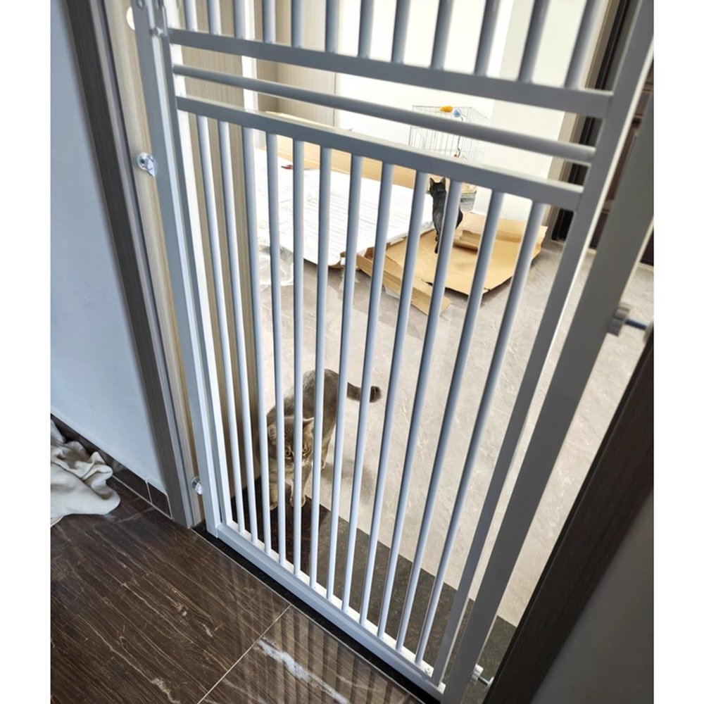 Adjustable Pet Gate with Narrow Gaps, Pressure-Mounted Barrier for Kitchen and Bedroom, Ideal for Multi-Pet Households