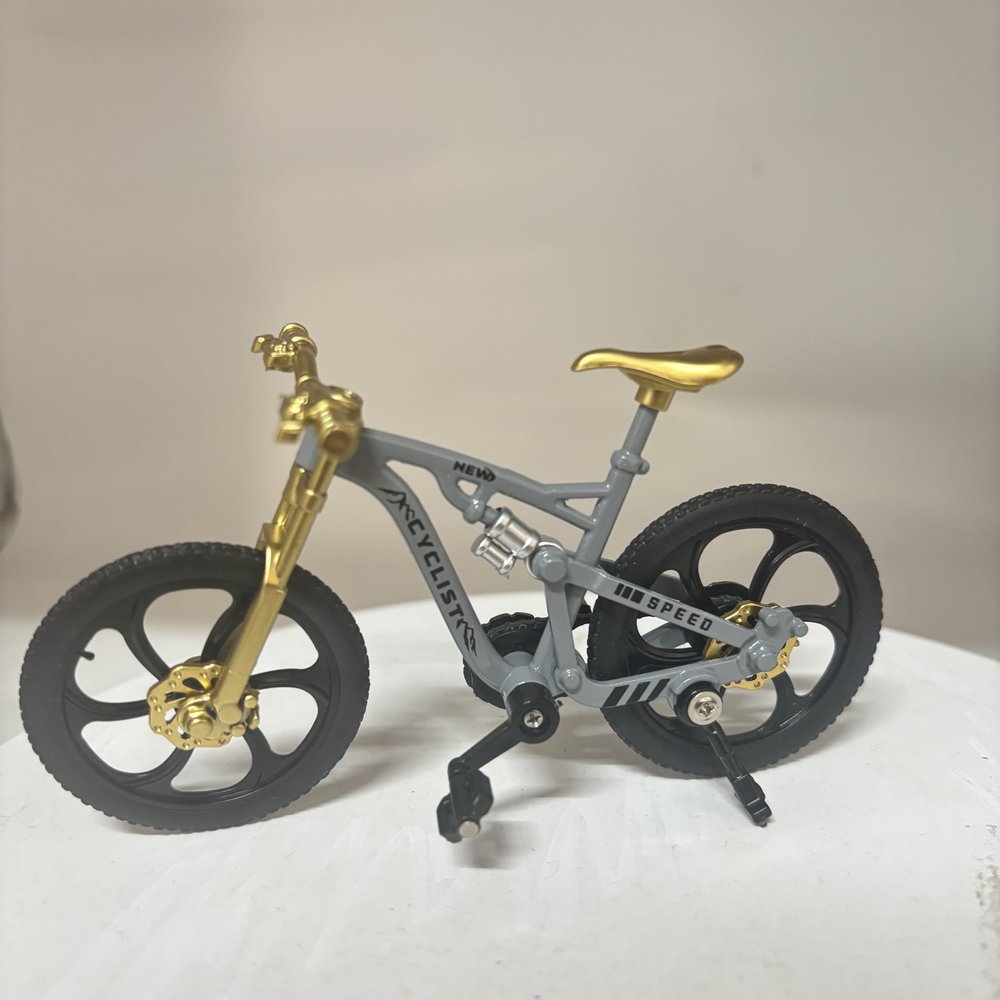 Mountain Bike Toy DS Die-Cast Mini Finger Bicycle Model Desktop Decoration Scale Men Toy DH Alloy Bike Action Figurine Toy for Cake Topper Crafts (silvery-1A)
