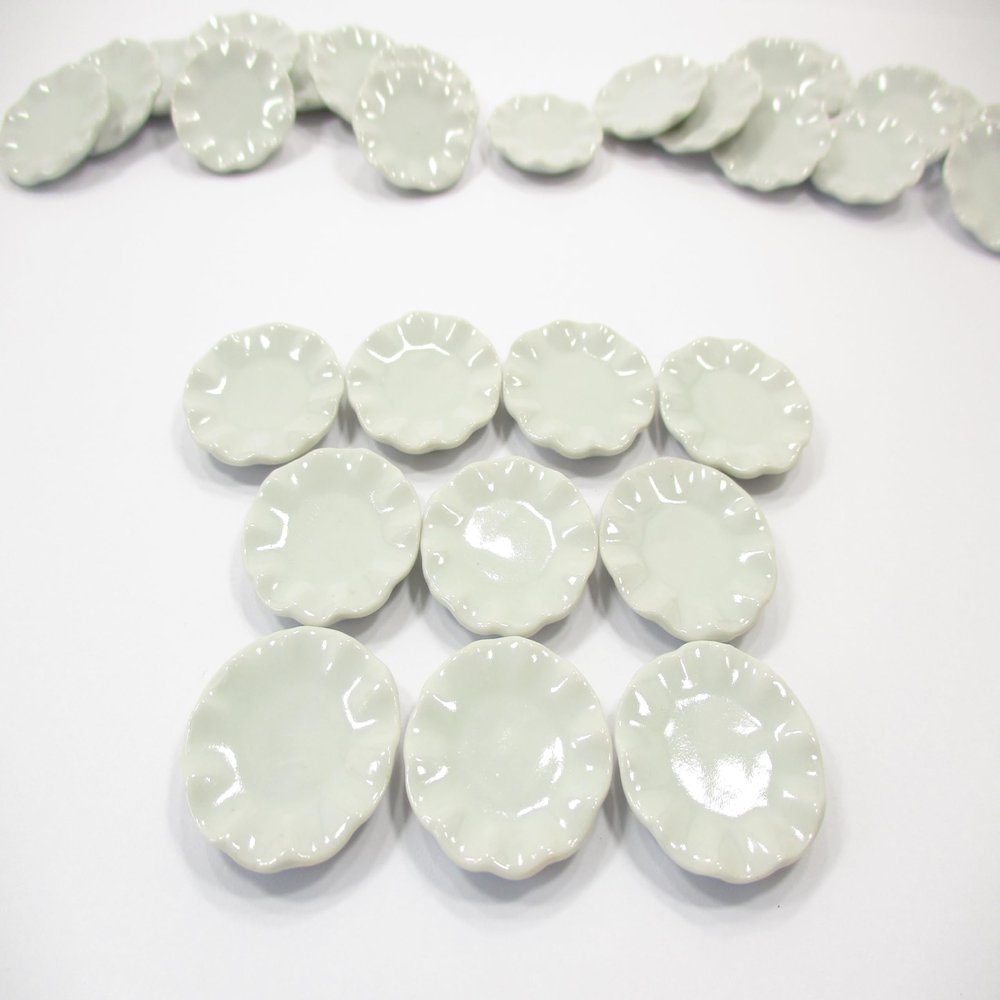 10x25 mm White Edge Scalloped Plate Dollhouse Miniatures Ceramic Supply 13404