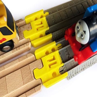 TrainLab Thomas Wood 2018 to Trackmaster (Brown 2009) Train Track Adapters (Yellow)